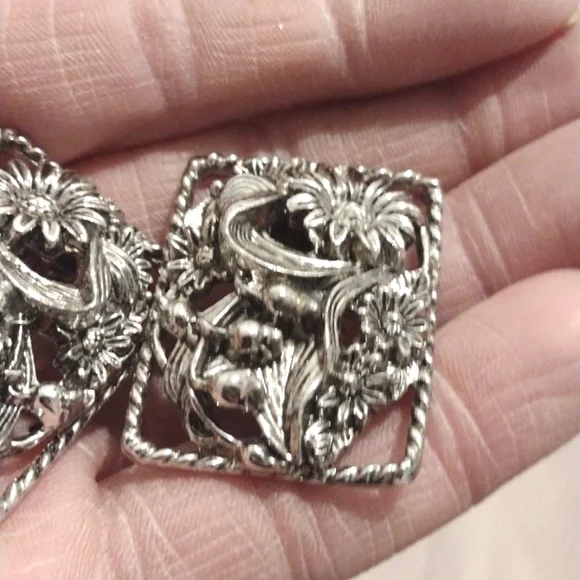 VINTAGE 60s SARAH COVENTRY SILVER-TONE LARGE SQUARE FLORAL CLIP-ON 1.3" EARRINGS - Picture 7 of 9